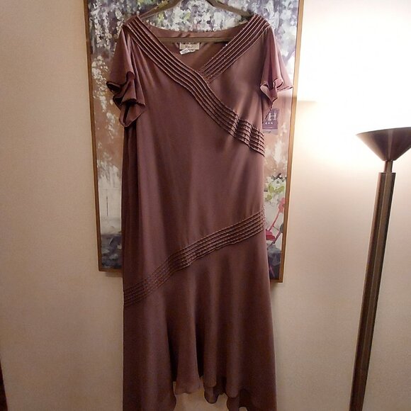 Adrianna Papell Dresses & Skirts - Adrianna Papell flutter sleeve, V-neck dress, Size16W